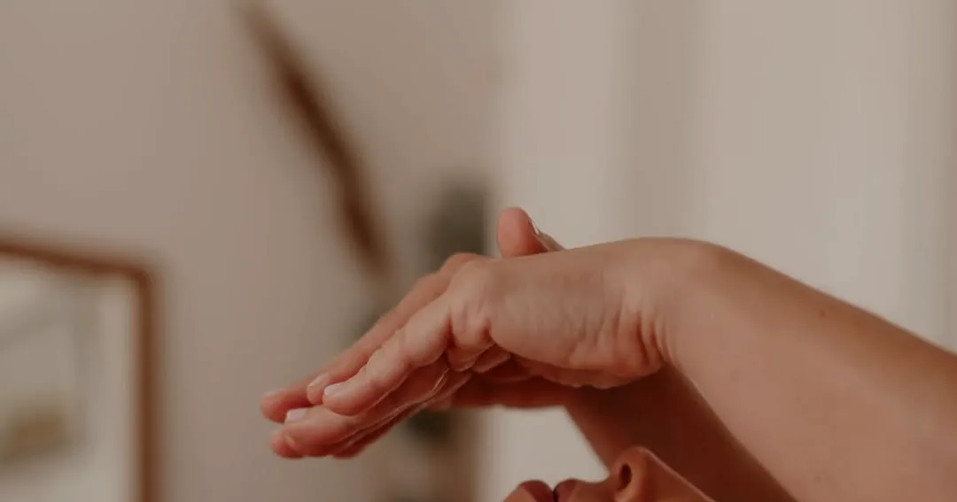 Mãos a envolver o rosto durante o ritual